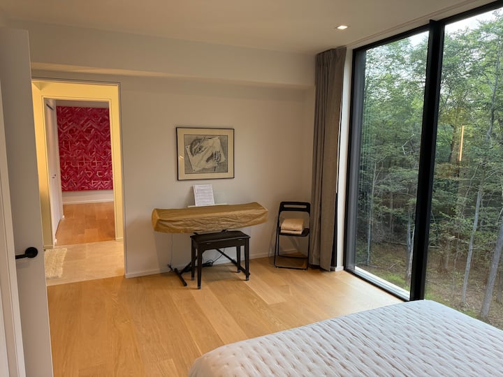 Hay 2 dormitorios con cama tamaño queen en el segundo piso, ambos con ventanales de suelo a techo donde se puede disfrutar de la naturaleza, con un baño jack and jill entre ambos dormitorios.