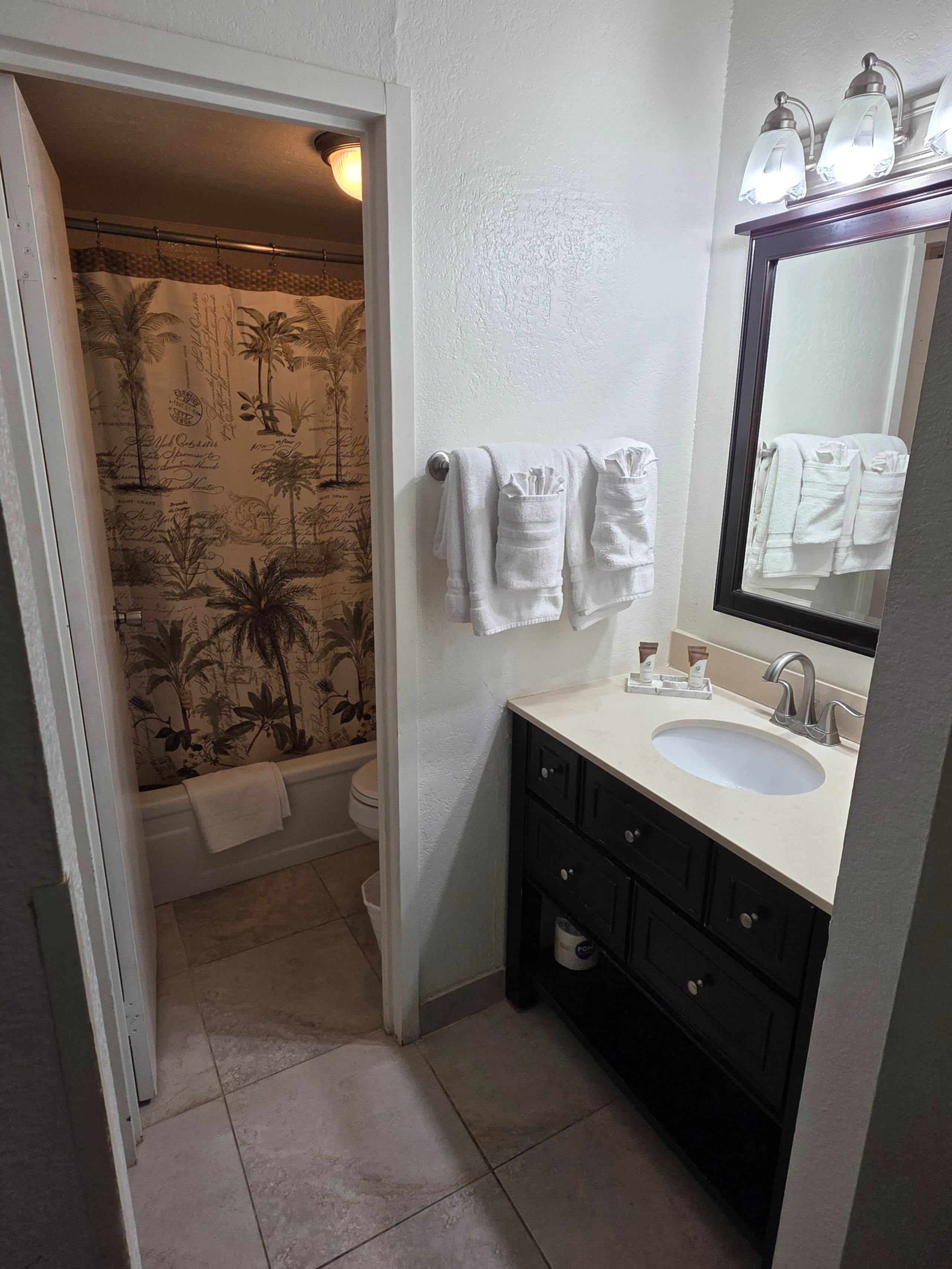Condo in Honolulu · ★5.0 · Studio · 1 bed · 1 bath - Image 2