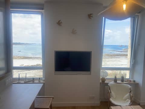 Top performing Airbnb: Oceanfront hotel suite in Santec
