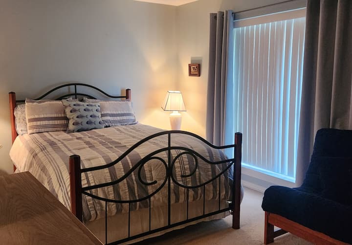 Двойно легло с достатъчно спално бельо. Собствена баня. Спалнята също има футон, който се отваря към матрак с пълен размер. Предоставя се спално бельо за цяло легло.