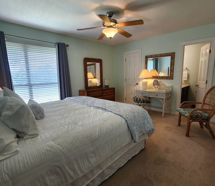 Спалня с голямо легло и достатъчно меки чаршафи и възглавници. Свързана самостоятелна баня с пълен размер. Малка тоалетна масичка/работно бюро и стол, бюро с пълен размер, два големи гардероба и удобен стол от ратан.