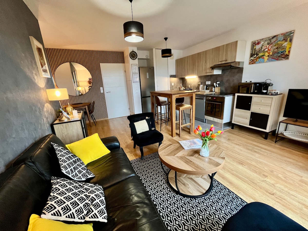 Annonce Airbnb populaire: Panoramic View of Downtown Nantes, 5-Min Direct Tram Ride à Nantes