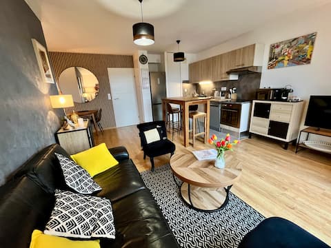 Popular Airbnb listing: Panoramic view | Balcony | Downtown 10 min | Garage in Bellevue Chantenay Sainte Anne