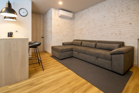 Top performing Airbnb: Modern suite with great view and location in Sabaneta