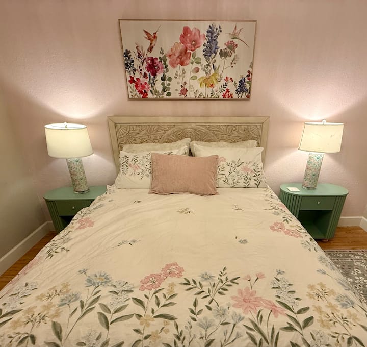 Dhomë gjumi e këndshme me krevat dopio "Queen" dhe mobilie të bukura prej druri të gdhendur, televizor, komodinë, dollapë me pasqyrë.