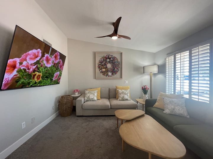 Bonito salón abierto con cómodos sofás.