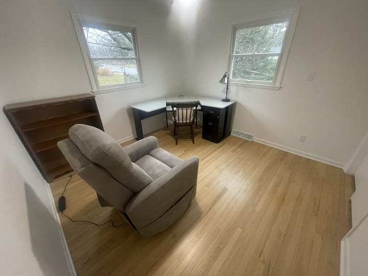 Esta habitación se utiliza como estudio. Un huésped podría poner una cama inflable doble aquí (que tendría que traer) o dormir en el sillón reclinable.