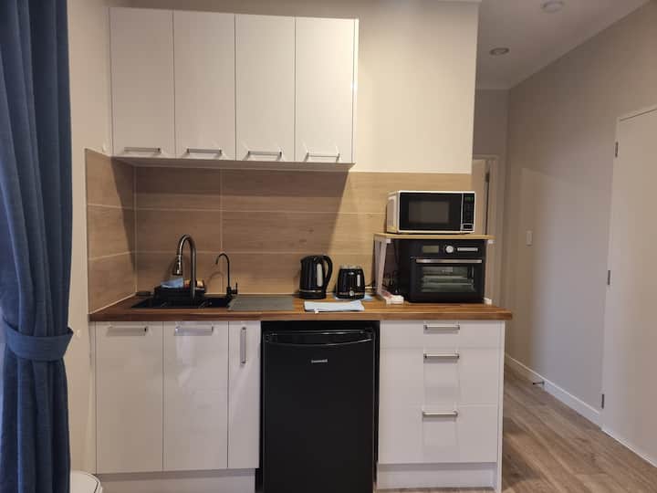 Behome-modern 2-bedroom Guest Suite - Riverhead