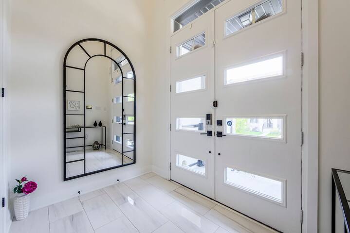 Luxury 4BR Patio + Free Parking, Shops Don Mills gallery image 4