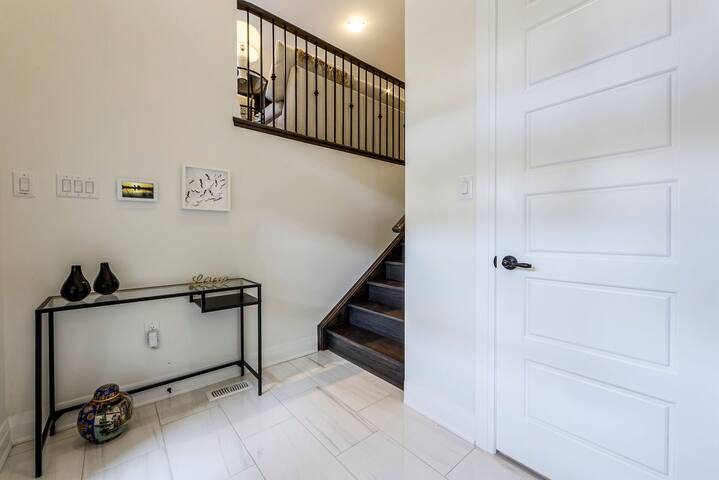 Luxury 4BR Patio + Free Parking, Shops Don Mills gallery image 5