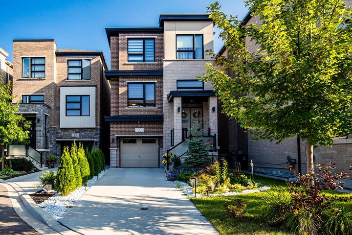 Luxury 4BR Patio + Free Parking, Shops Don Mills