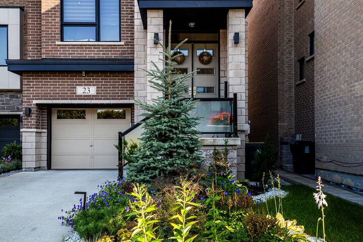 Luxury 4BR Patio + Free Parking, Shops Don Mills gallery image 2