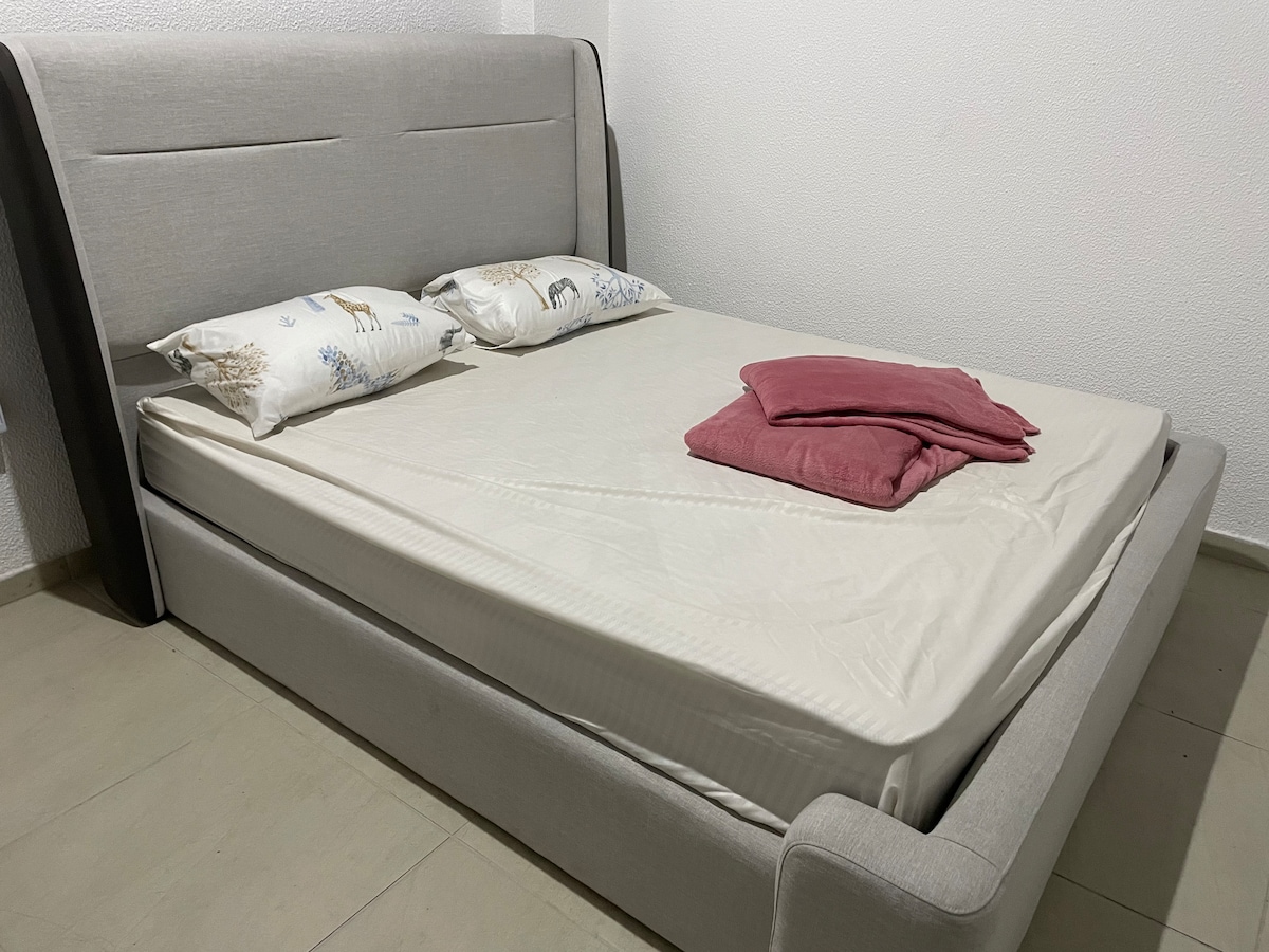 Appartement met vijf slaapkamers, met een tweepersoonsbed, een uitschuifbaar bed, airconditioning, een kledingkast, een rek en een smart-tv… voor elke 5 personen, een badkamer, we hebben 5 badkamers beschikbaar, we bieden plaats aan maximaal 25 personen met comfort, in het centrum van Itajaí.