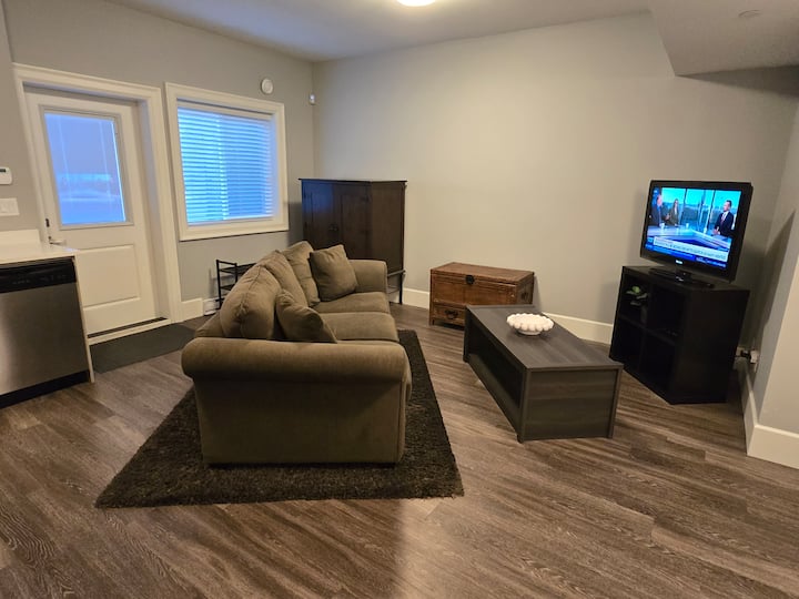 Modern, Clean & Close To Beach - White Rock