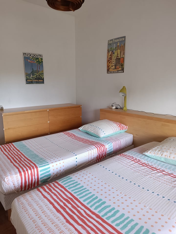  2 легла в 90 къщи край морето 