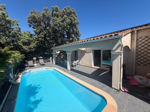 Charming villa with pool and oaks