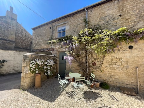 Wisteria Cottage - Stylish comfort: great location