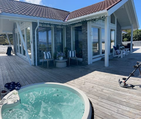 Spectacular Ocean Views & Private Hot Tub
