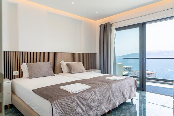 Camas especialmente construidas con calidad extra alta. Una cama de 2,10 x 1,20. La segunda es 2,10 x 1,05.
Dormitorio principal con baño privado