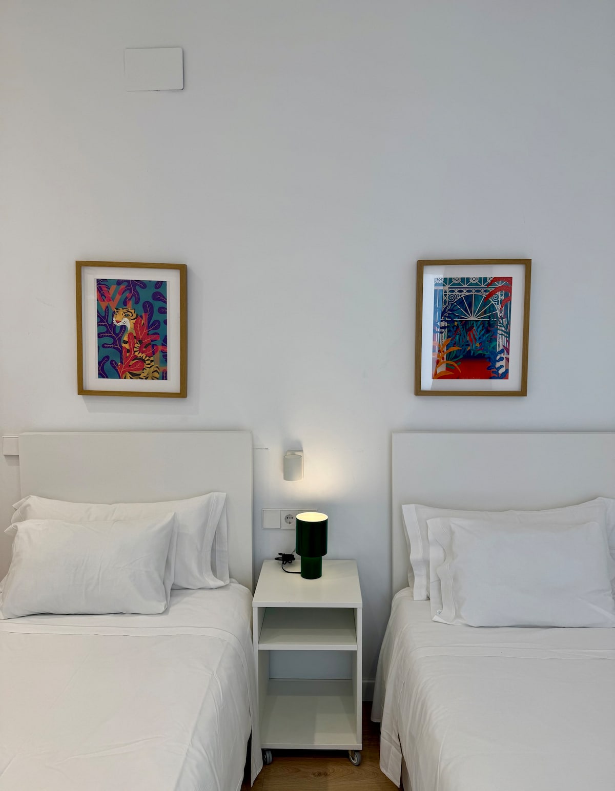 DORMITORIO 1: Ideal para viajes con amigos y familiares, dos camas individuales en un grato espacio.