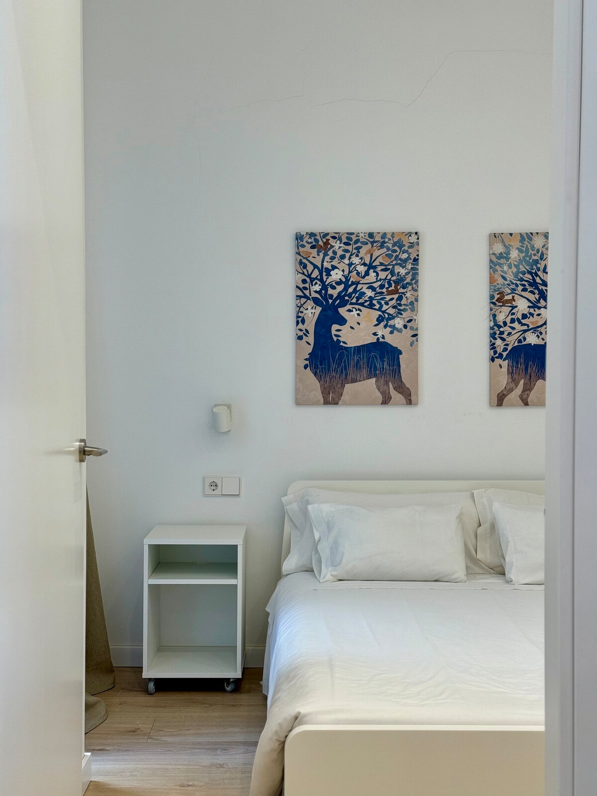 DORMITORIO 2: Cama doble con un armario pequeño de guardado de equipaje y perchas para colgar prendas.

Luz natural ingresa por una cómoda ventana lateral.