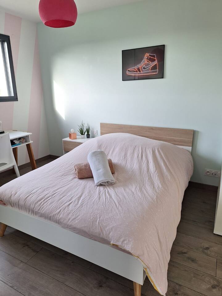 Светла спална соба со модерен стил 