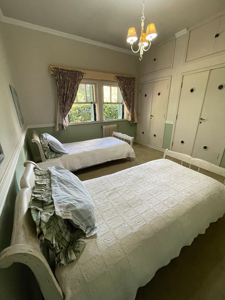 ¡Habitación con dos camas individuales y un gran armario para guardar tus pertenencias!