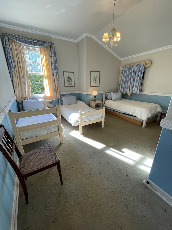 ¡Habitación grande con 3 cómodas camas y armarios!