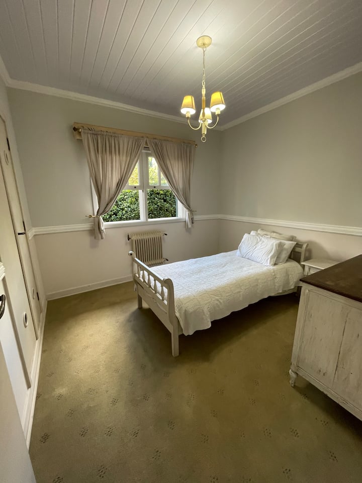 Habitación con una cama individual y armario