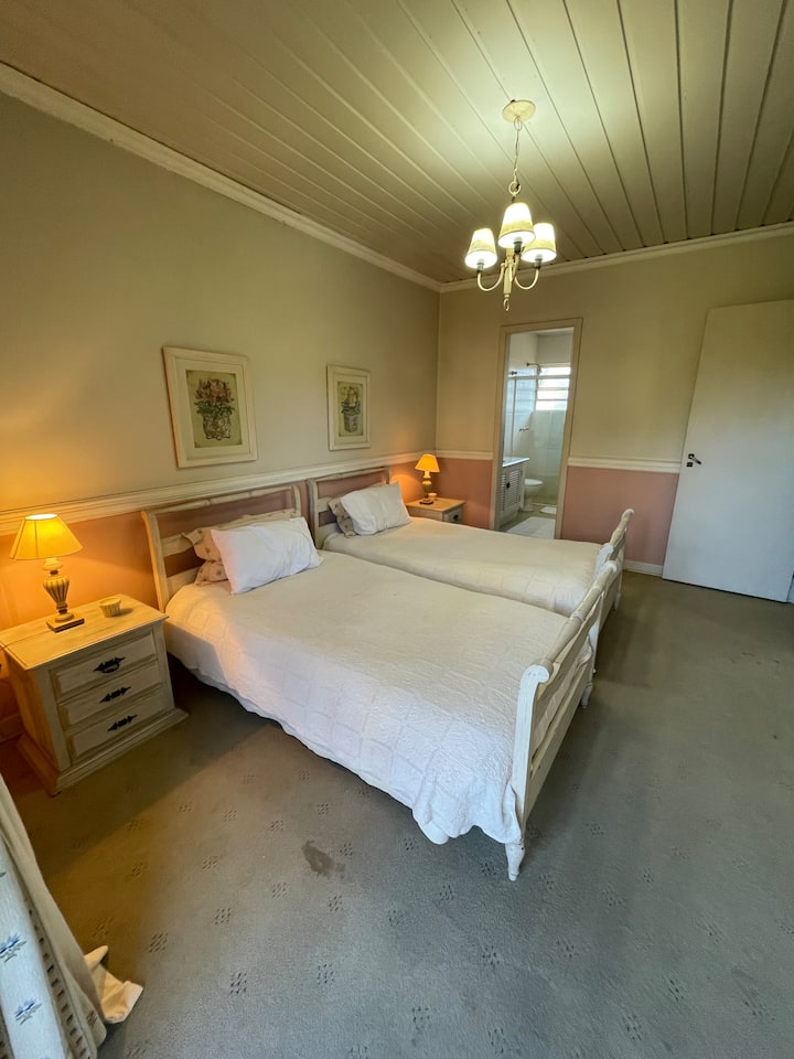 Suite grande con 2 cómodas camas y taquillas.