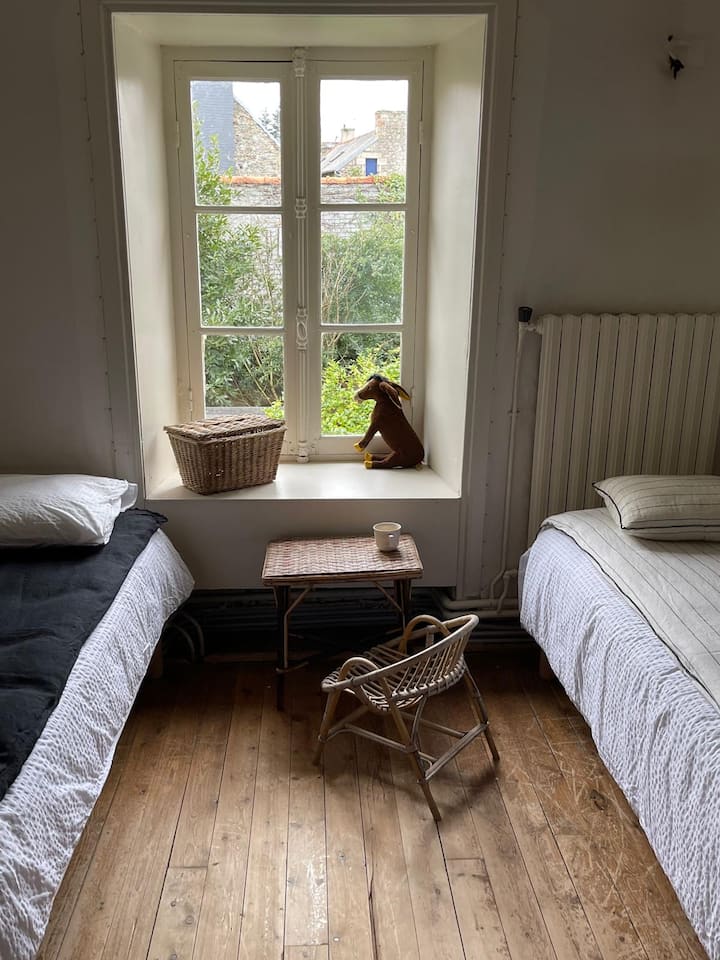 Esta habitación, contigua a la de los padres, está equipada con 2 camas individuales, una cuna y una cuna plegable.
