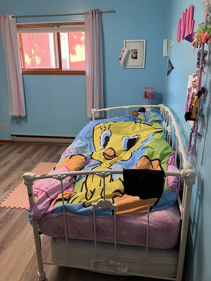 Ky krevat dite ka një trung nën të; ai tërhiqet dhe shfaqet në të njëjtën lartësi me shtratin e ditës. 