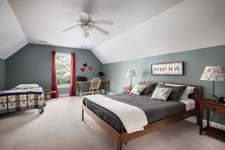 El dormitorio en el nivel superior del lado norte de la casa incluye espacio de trabajo con impresora.