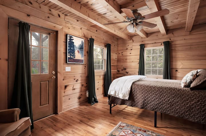 Dormitorio en el nivel principal del lado sur con baño privado.