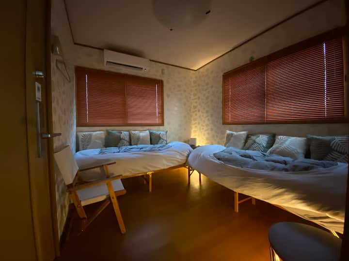 【3F Sky Lounge】の寝室２「千本松ルーム」。２名様用です。沼津の名称「千本松原」が望めます。