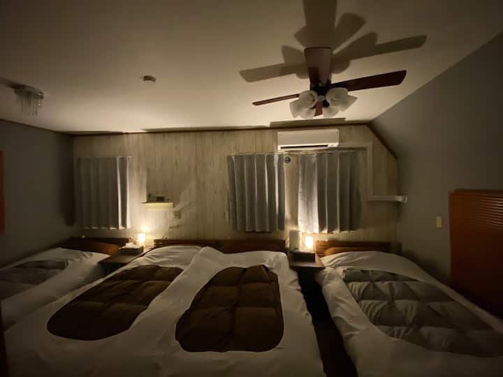 【3F Sky Lounge】の寝室１「富士山ルーム」。４名様用の寝室です。天井にはシーリングファンが設置されています。天候が良いと窓から富士山が望めます。