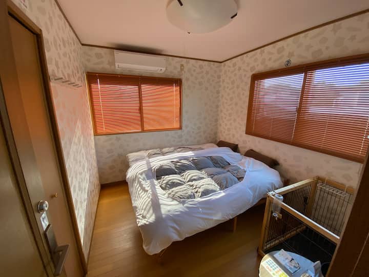 【3F Sky Lounge】の寝室２「千本松ルーム」ドッグサークル付き(小型中型犬に限る)セミシングルベッドx２