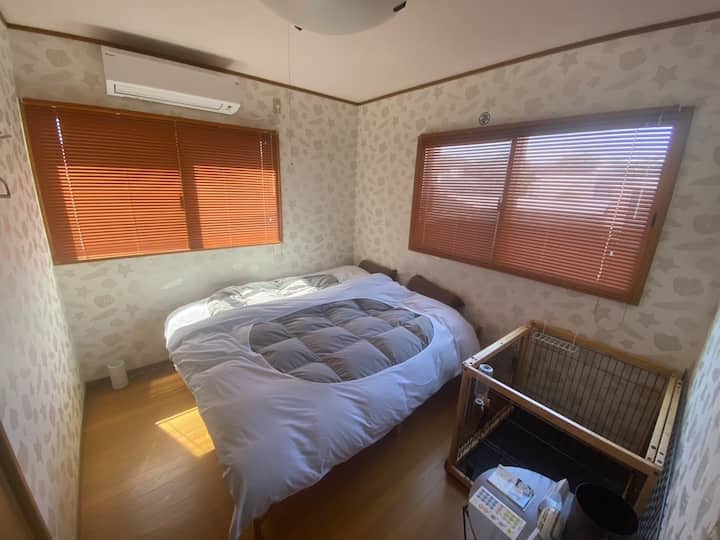 【3F Sky Lounge】の寝室２「千本松ルーム」
ドッグサークル付き(小型中型犬2頭迄に限る)
セミシングルベッドx２