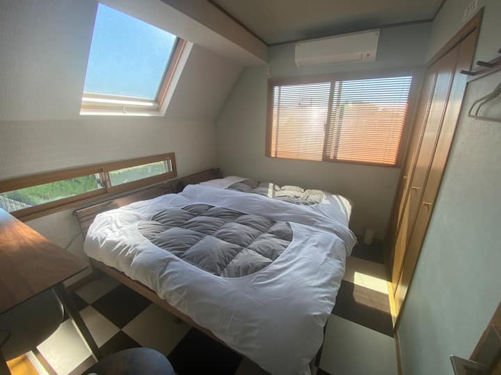 【3F Sky Lounge】の寝室３「狩野川ルーム」
天窓+ワーケーション用ハイテーブル/チェア付き
シングルベッドx２