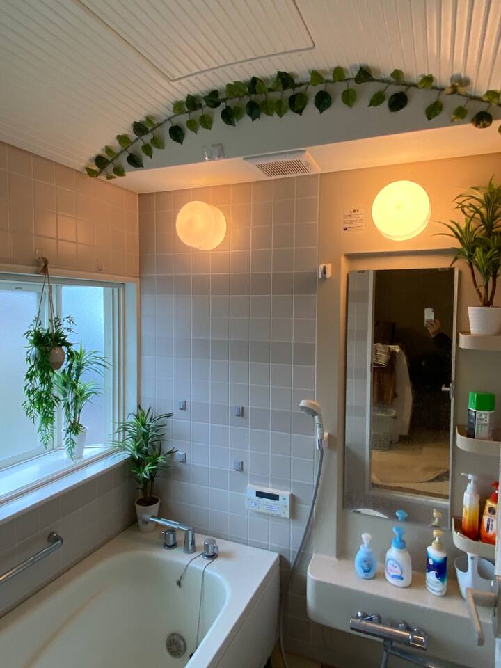 【2F Forest Cafe】緑豊かなバスルーム。フェイクグリーンなので濡れても大丈夫です