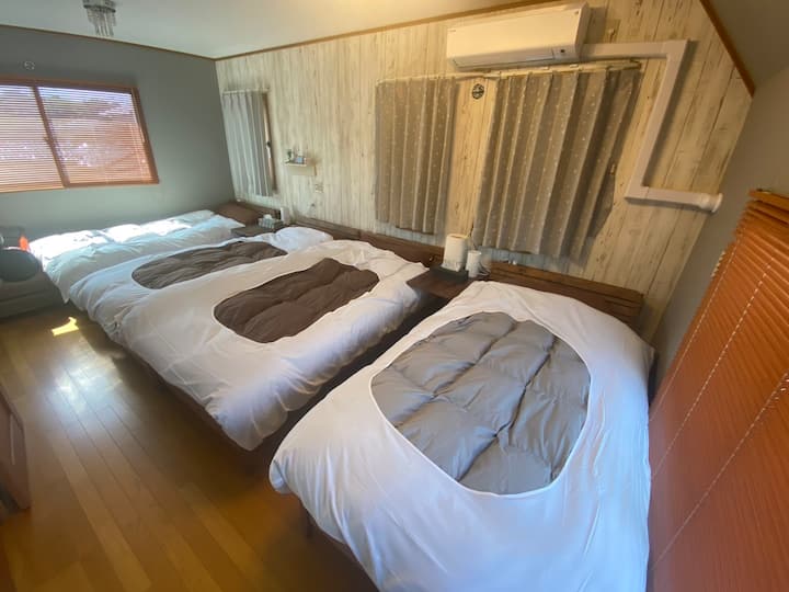 【3F Sky Lounge】の寝室１「富士山ルーム」。
４名様用の寝室です(シングルベッドx４)
天井にはシーリングファンが設置されています。天候が良いと窓から富士山が望めます。