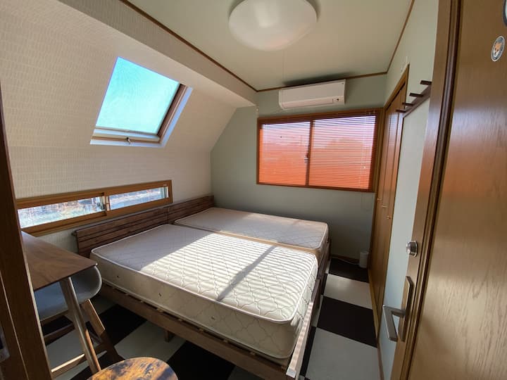 【3F Sky Lounge】の寝室３「天窓付きベッドルーム」シングルベッドx２