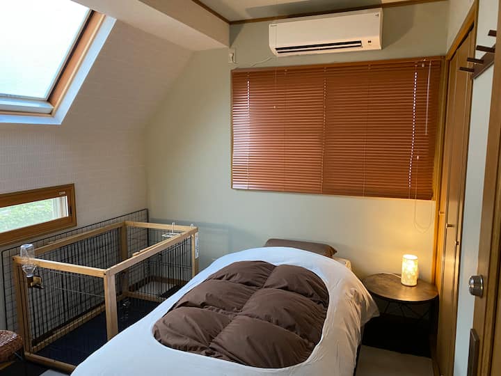 【3F Sky Lounge】の寝室３「ワンちゃんOKルーム」。１名様用です。ちょっとしたお仕事ができるハイテーブル＆チェアがございます。