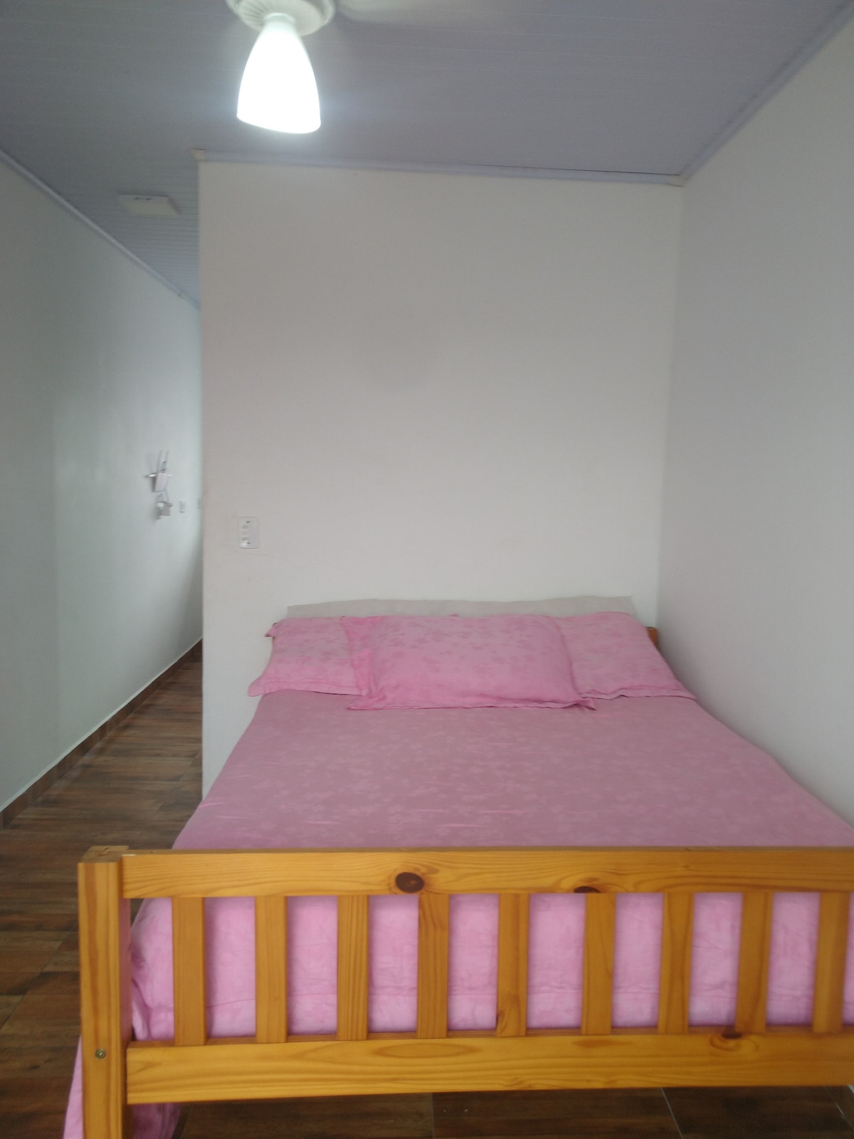 Cama doble + caja de colchón individual.