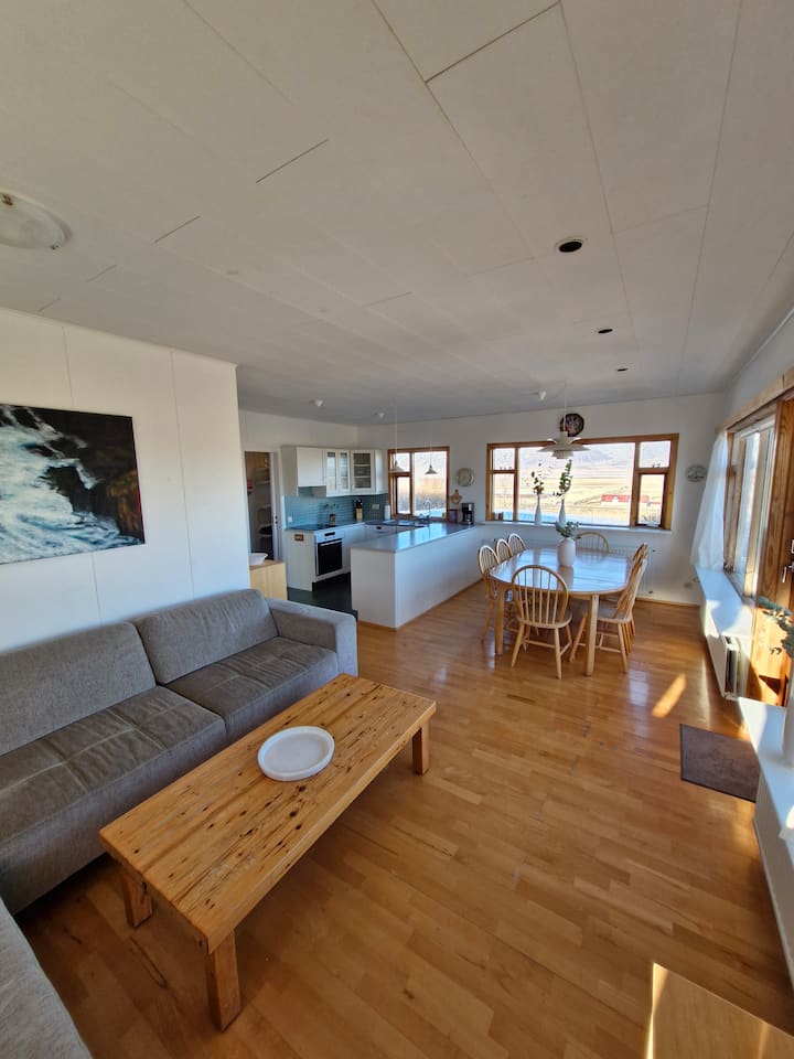 Beautiful And Well Equipt House With Hot Tub - Iceland