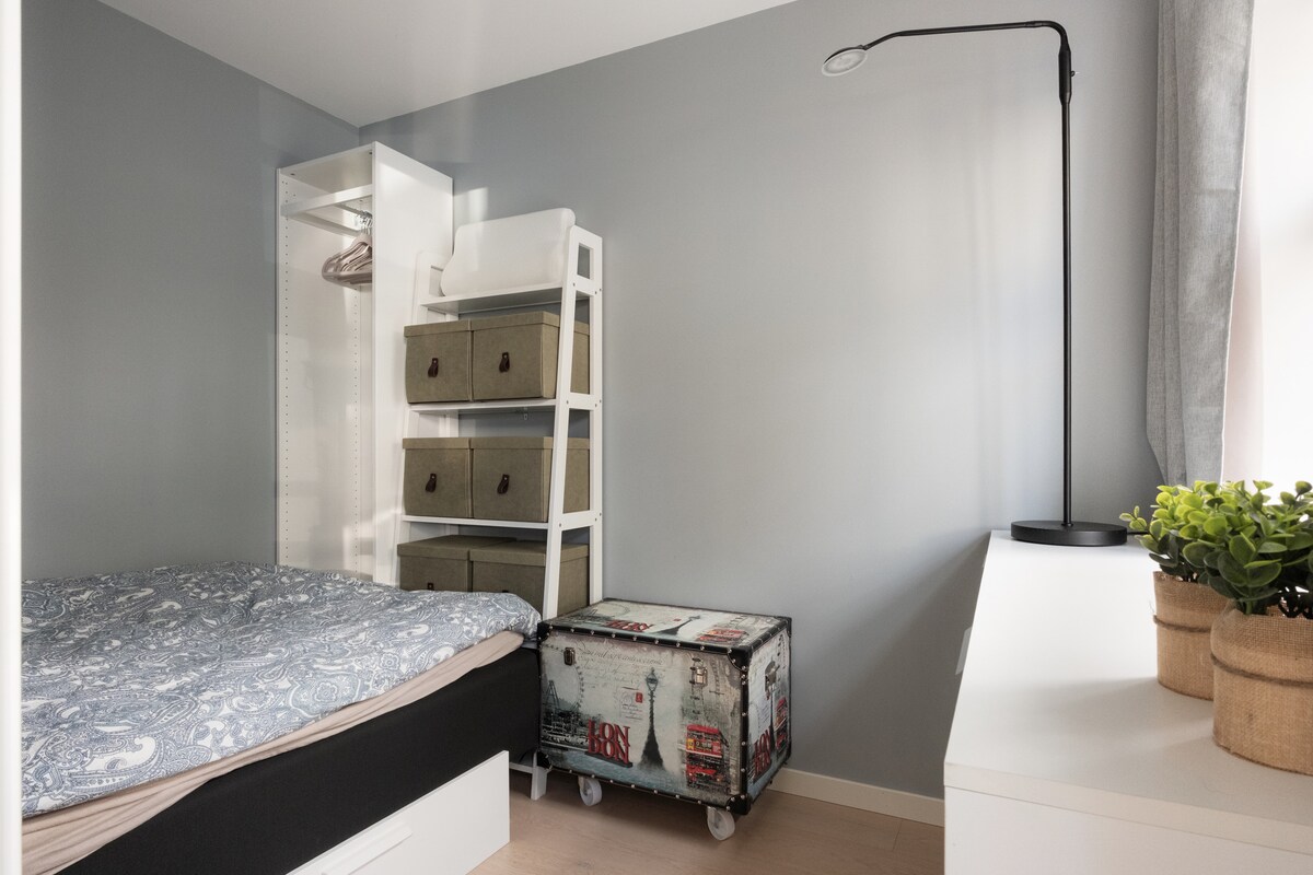 „London crate“ -ში დაგხვდებათ ერთი საბანი და დამატებითი ბალიში.
პატარა მწვანე ყუთებში თეთრეულია.