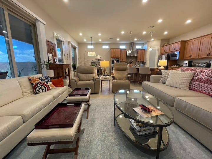 2 canapés + 2 fauteuils inclinables électriques. Le fauteuil inclinable illustré à droite est un fauteuil Perfect Chair Zero Gravity.