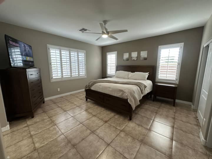 主卧配有加大双人床。 独立淋浴间和花园浴缸。 双盥洗台。提供沐浴露、洗发水和护发素。