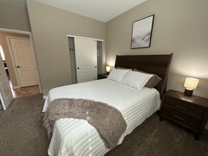 标准双人床，配备额外的枕头、舒适的床单和舒适的被子。衣柜配备衣架。 