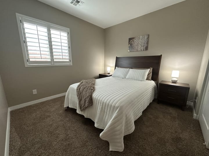 标准双人床，配有额外的蓬松枕头。 舒适的床单和被子。带衣架的衣柜。